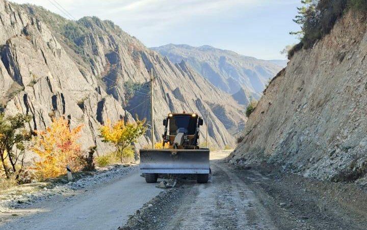 Дорожники Дагестана продолжают работы по благоустройству дорог